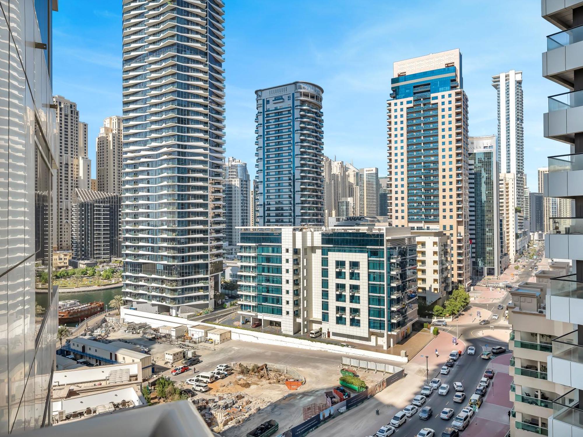 Spacious Near Metro & In Marina Dubaï