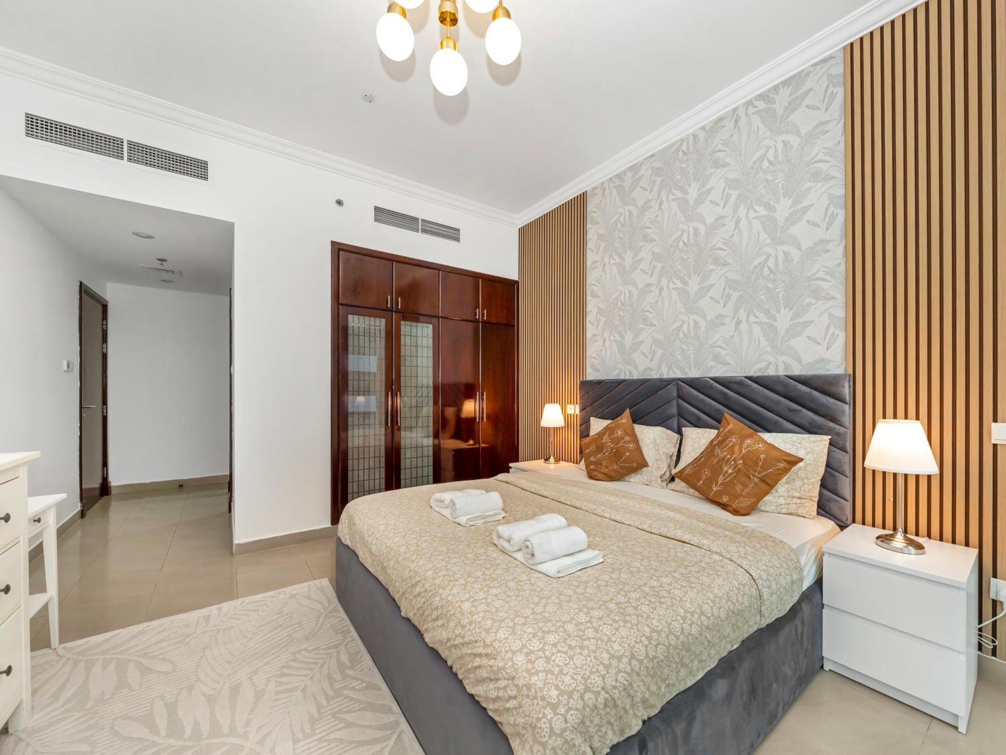 Spacious Near Metro & In Marina Dubaï