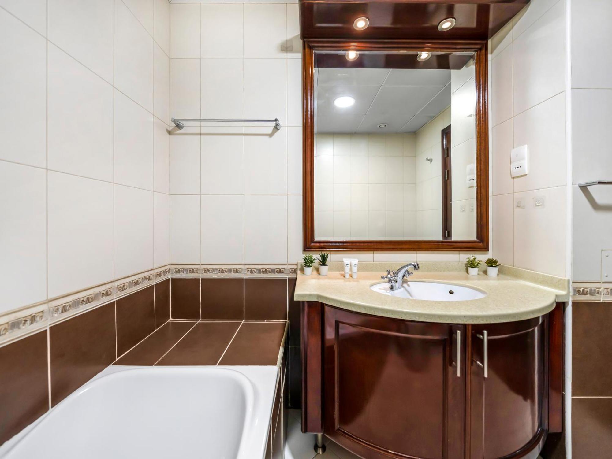 Spacious Near Metro & In Marina Appartement