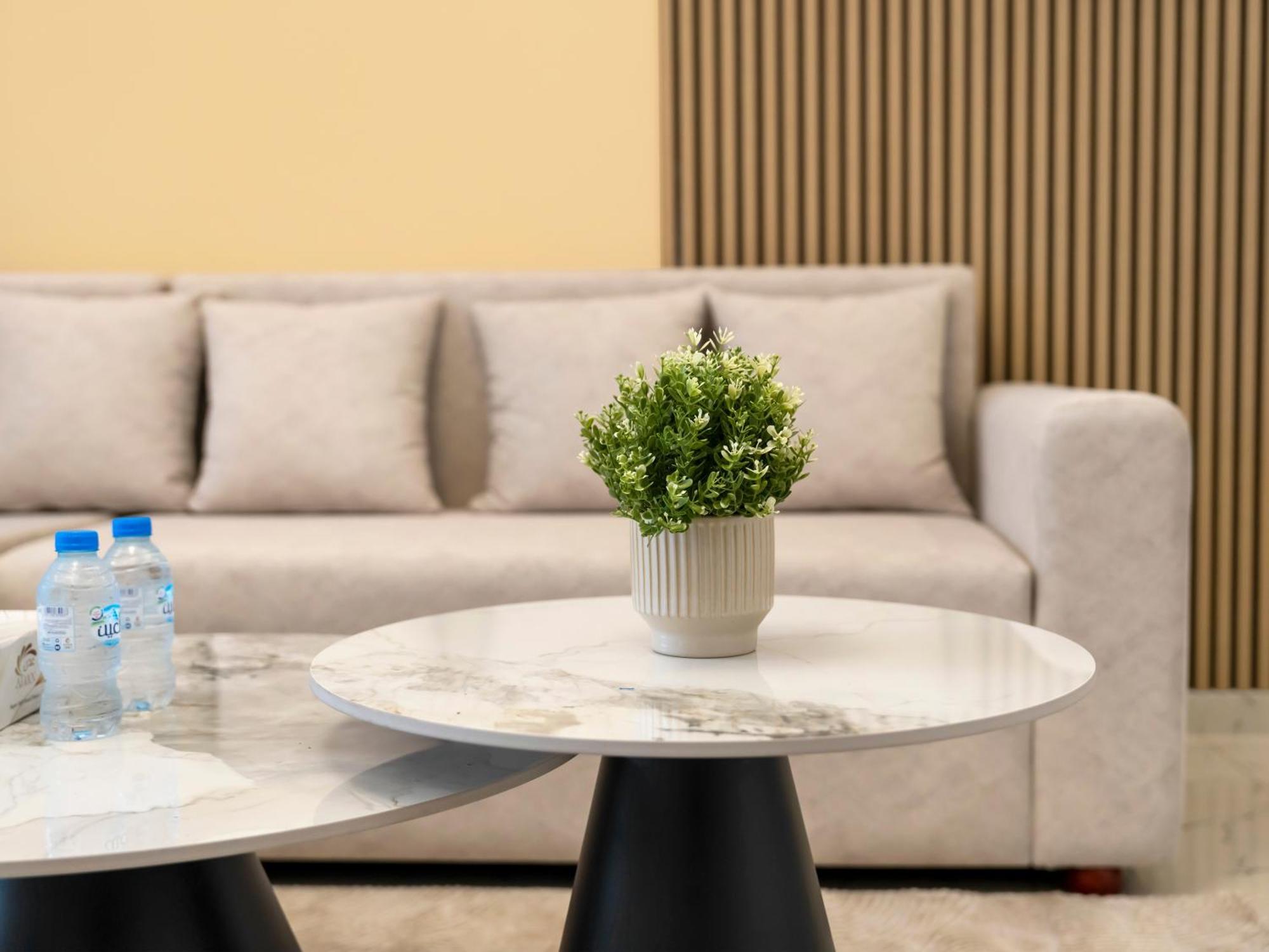 Spacious Near Metro & In Marina Dubaï