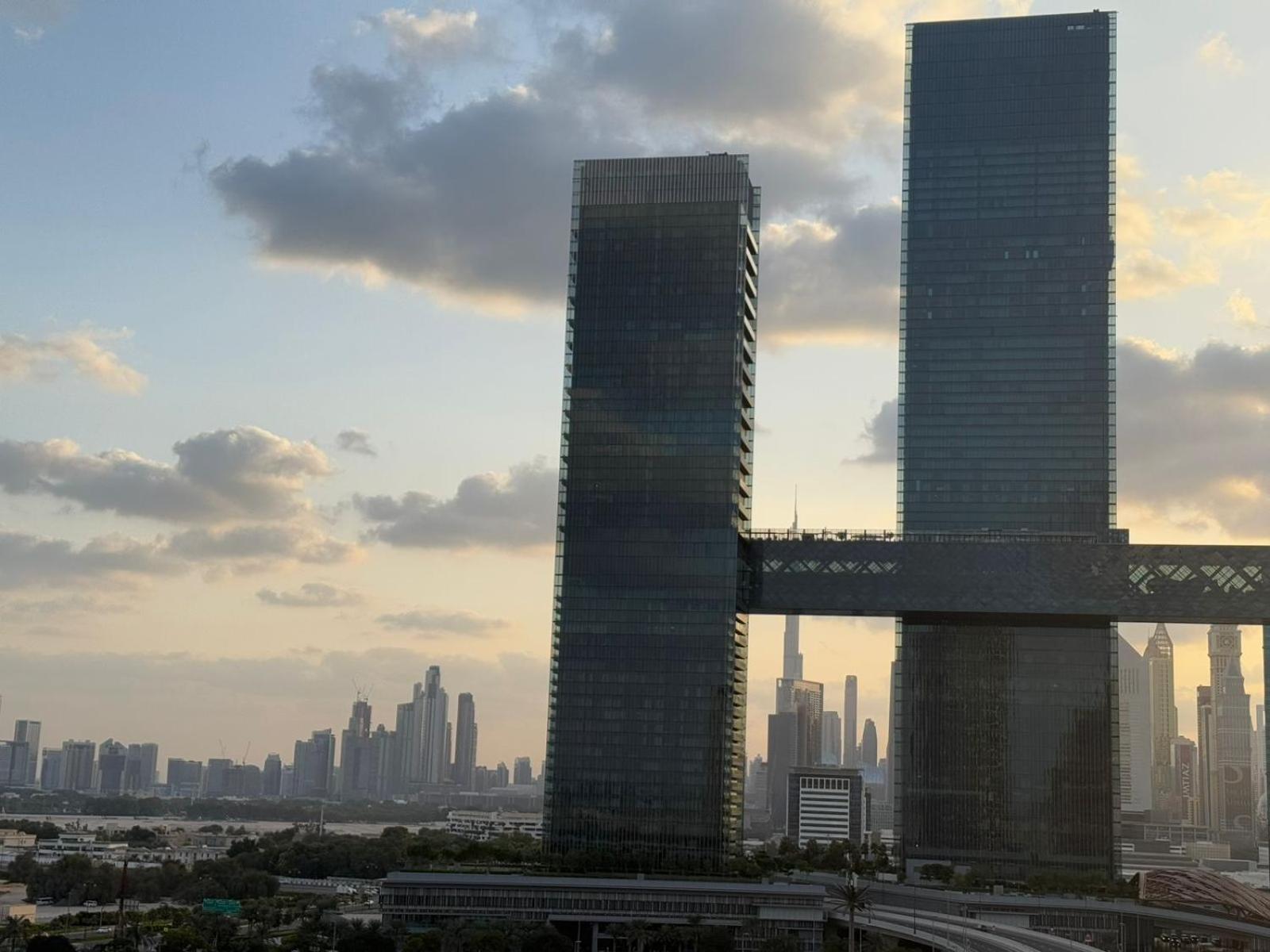 Luxury 2-bed Flat, Prime Location, Burj View & World Highest Running Track Appartement Dubaï