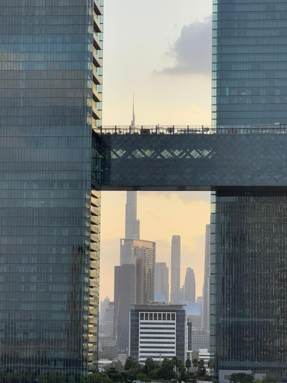 Luxury 2-bed Flat, Prime Location, Burj View & World Highest Running Track Appartement