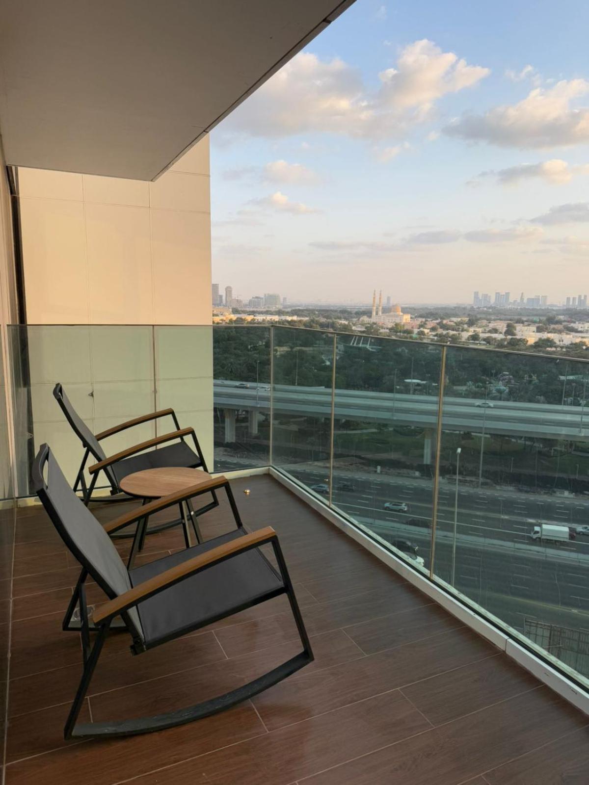 Luxury 2-bed Flat, Prime Location, Burj View & World Highest Running Track Dubaï