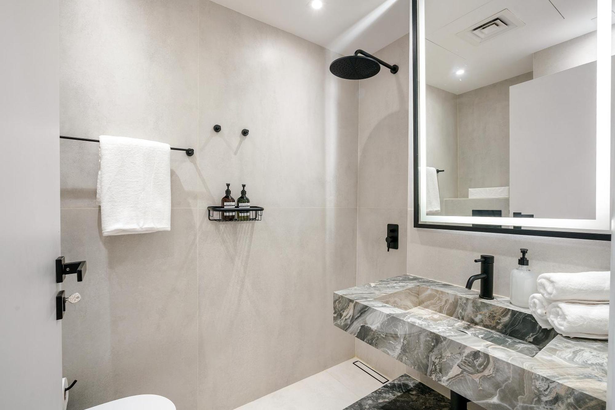 Ferrari Inspired Modern 3bhk With Maids And Full Sea View Appartement Dubaï