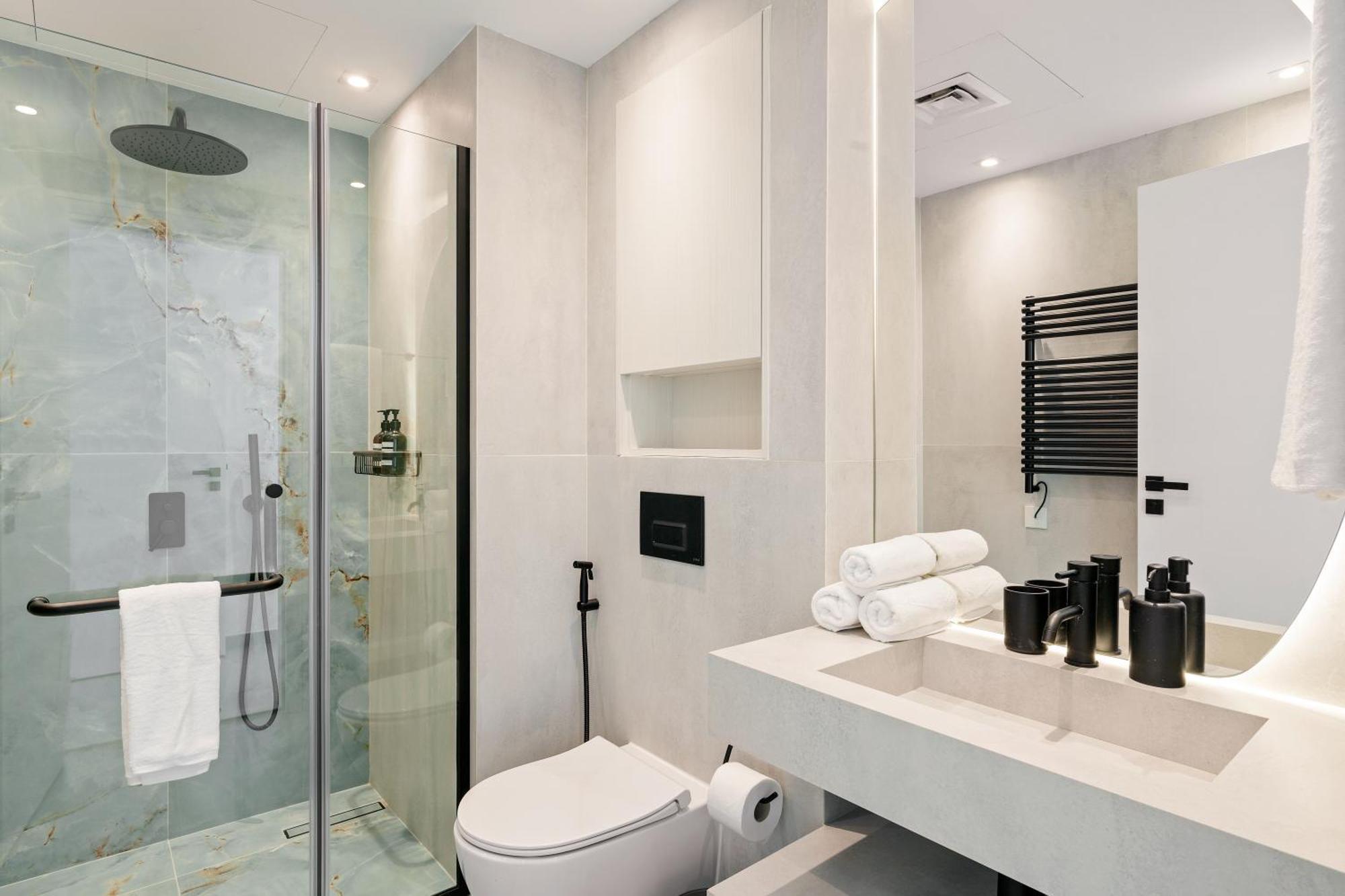 Ferrari Inspired Modern 3bhk With Maids And Full Sea View Dubaï