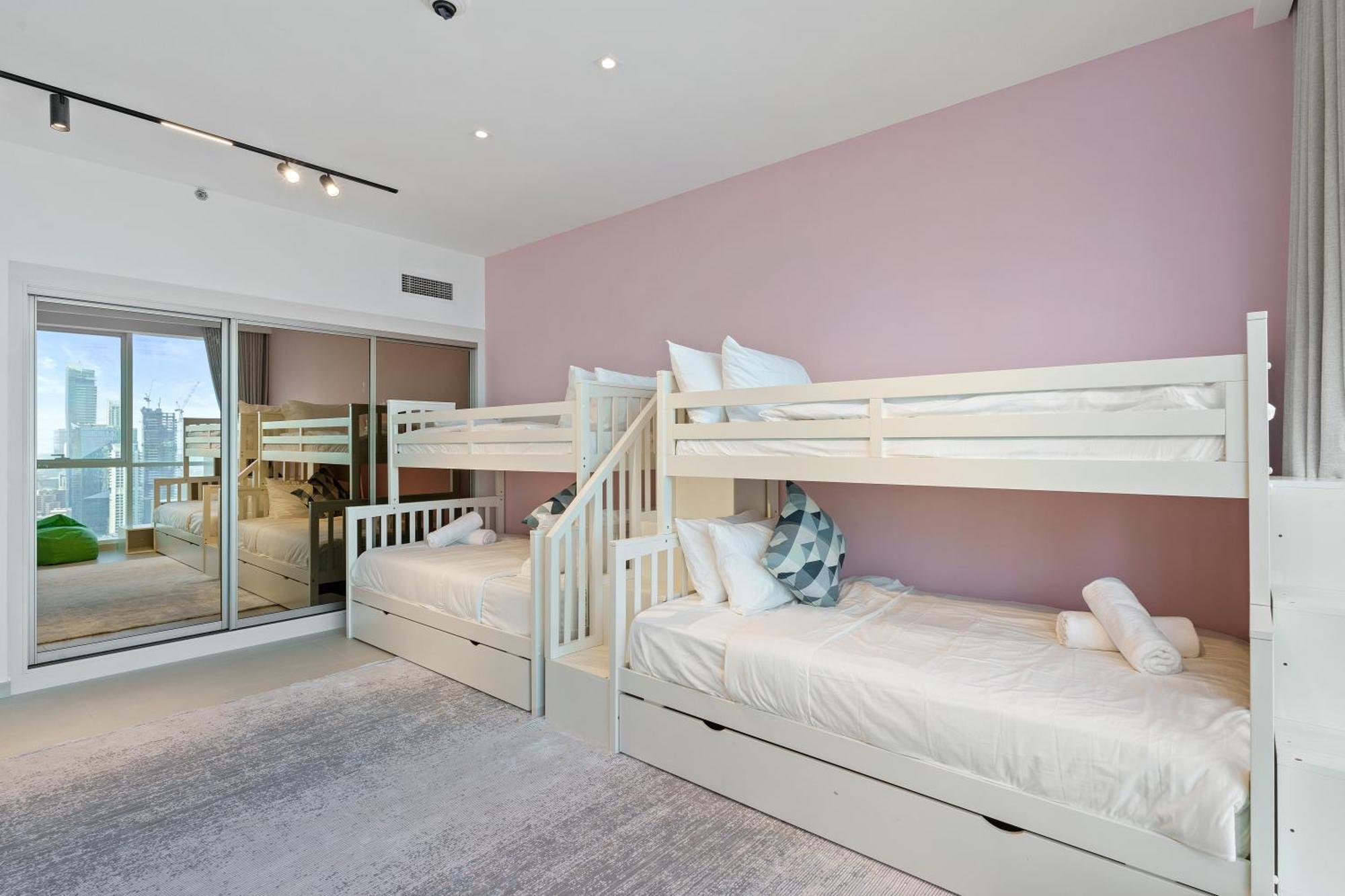 Ferrari Inspired Modern 3bhk With Maids And Full Sea View Appartement Dubaï