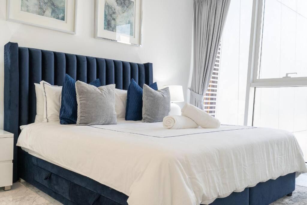 Stunning Stay In Business Bay With Burj Khalifa Views And A Luxurious Swimming Pool Dubai