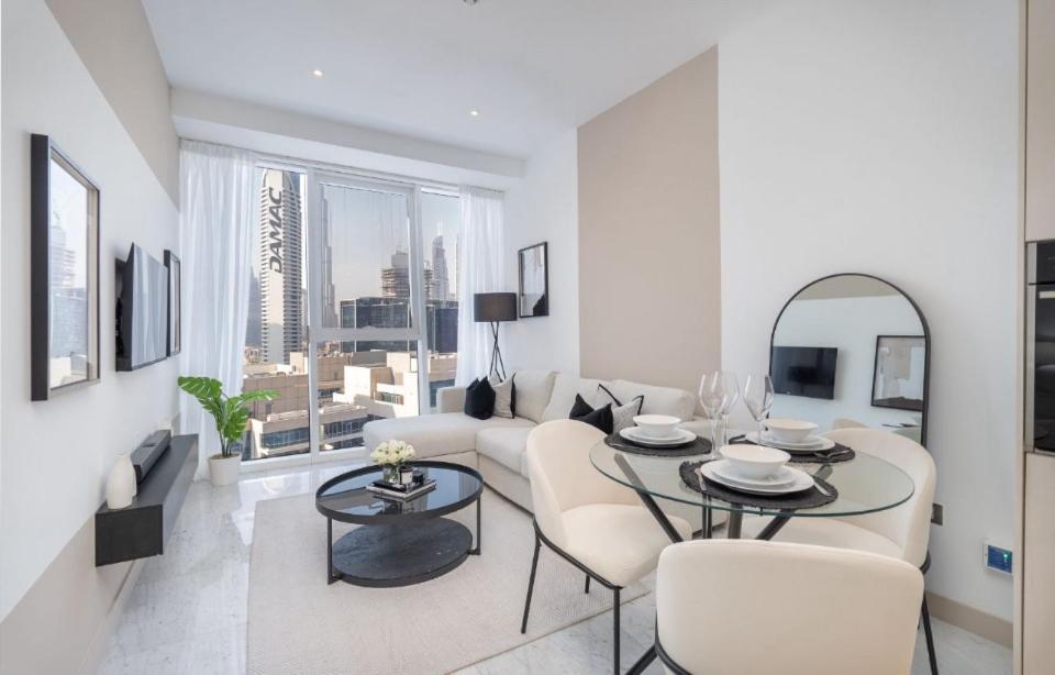 Stunning Stay In Business Bay With Burj Khalifa Views And A Luxurious Swimming Pool *