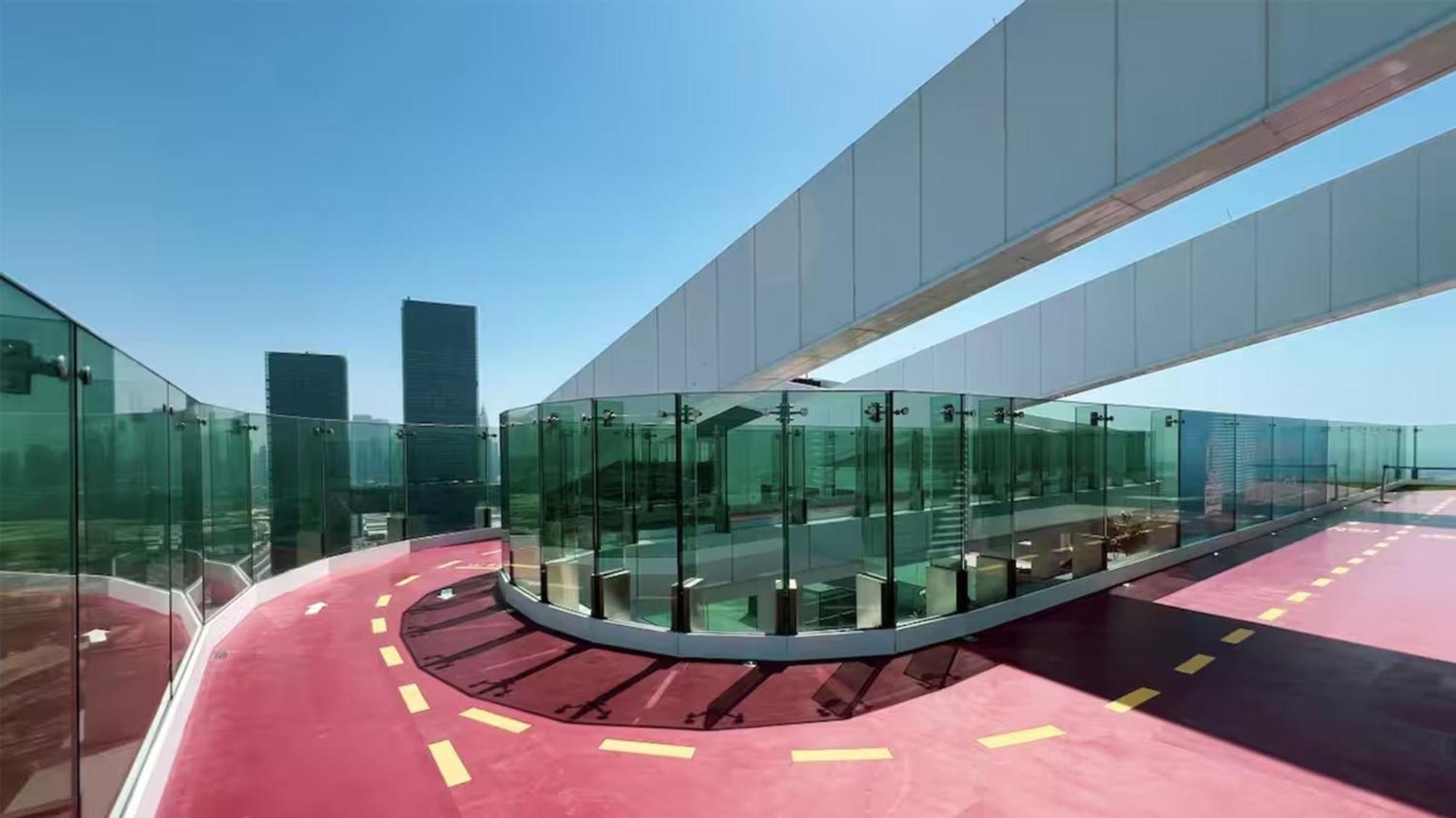 Luxury 2-bed Flat, Prime Location, Burj View & World Highest Running Track Appartement Dubaï