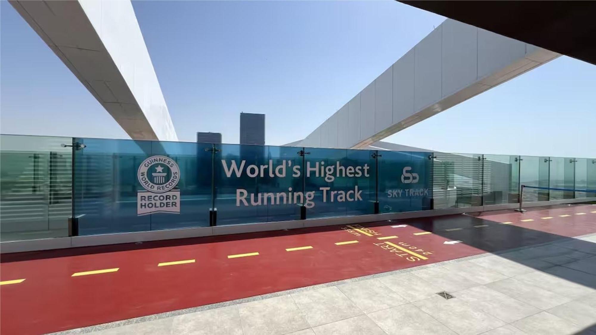 Luxury 2-bed Flat, Prime Location, Burj View & World Highest Running Track Dubaï