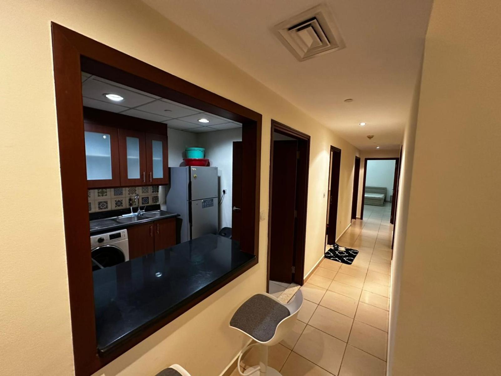 Spacious Bedroom Jbr Walk Near Tram & Maison d'hôtes *