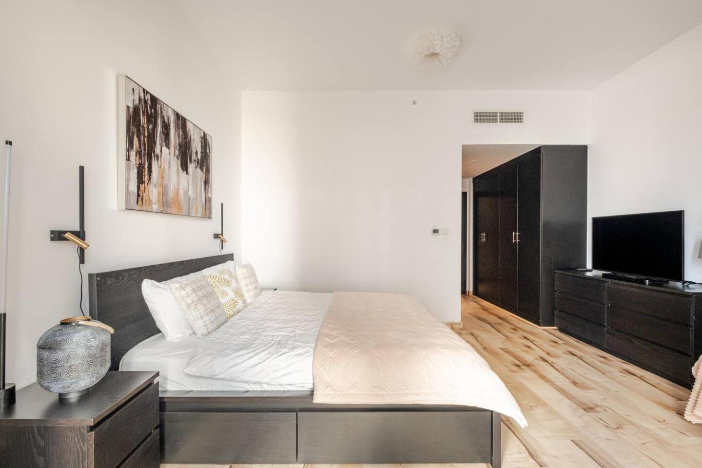 Stylish Beachside 3 Beds In Jbr *