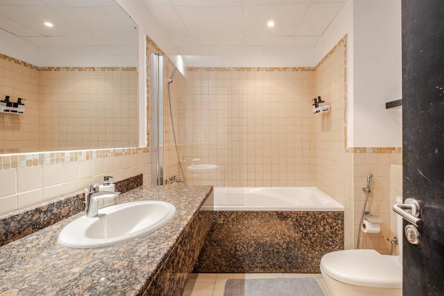 Stylish Beachside 3 Beds In Jbr Apartment