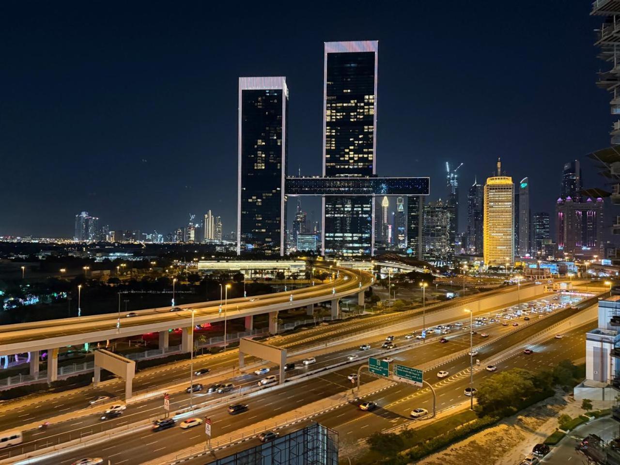 Luxury 2-bed Flat, Prime Location, Burj View & World Highest Running Track Appartement Dubaï