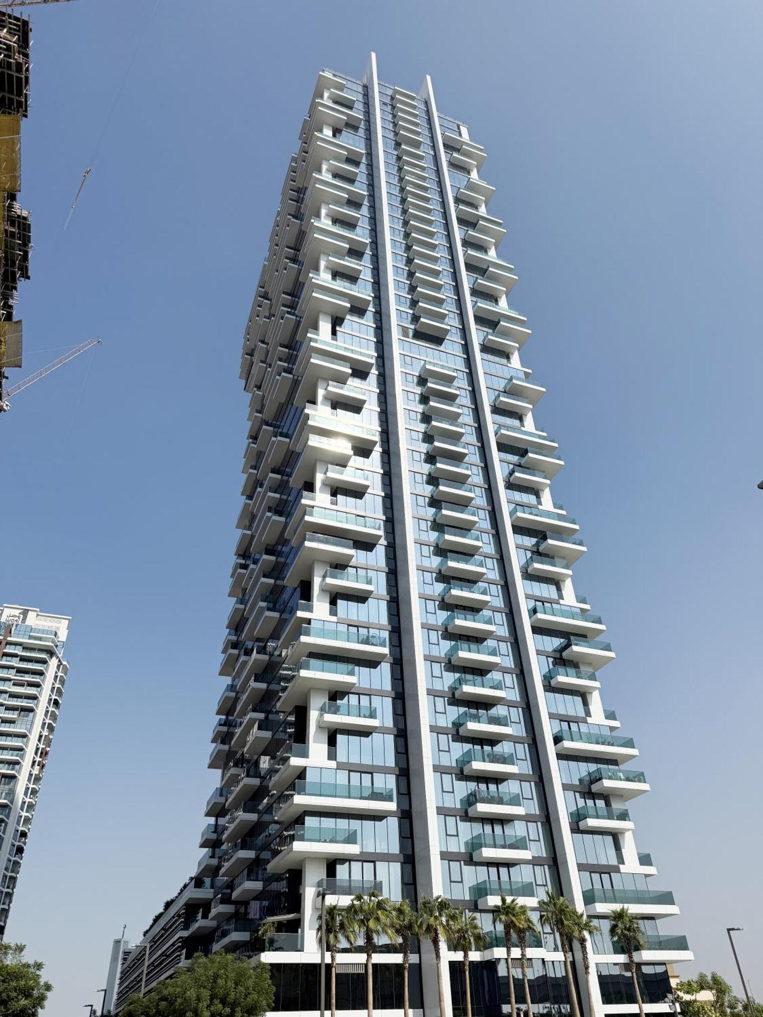Luxury 2-bed Flat, Prime Location, Burj View & World Highest Running Track Appartement Dubaï
