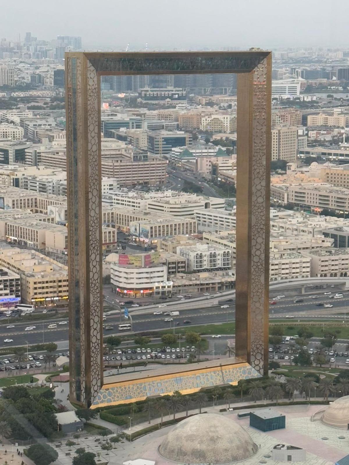 Luxury 2-bed Flat, Prime Location, Burj View & World Highest Running Track Dubaï
