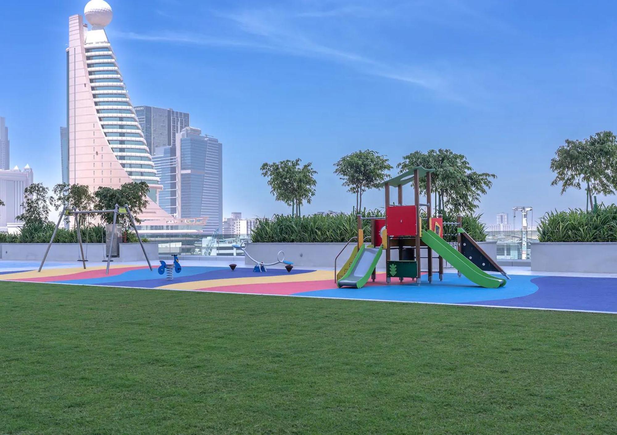 Luxury 2-bed Flat, Prime Location, Burj View & World Highest Running Track Appartement