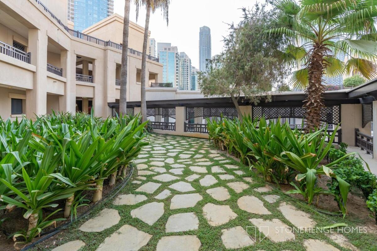 Lux 1 Bedroom Apartment Steps Away From Burj Khalifa & Dubai Mall