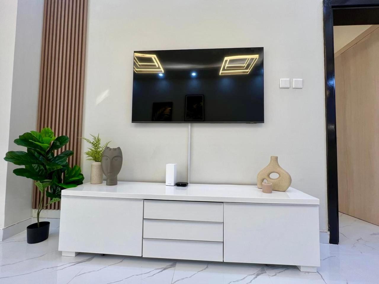 Stylish 1 Bedroom Canal View, Near And Metro Station Dubai