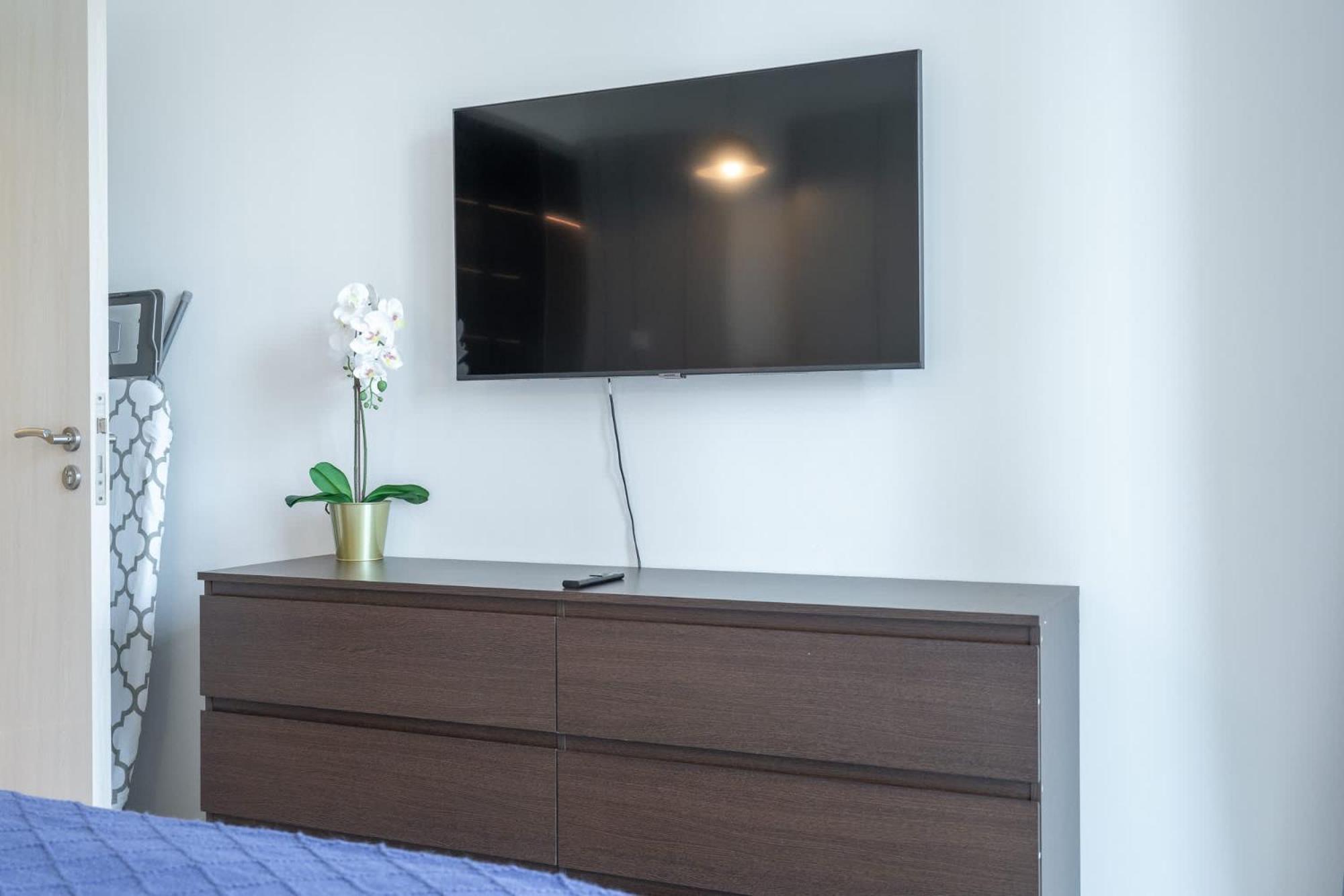 Relaxing 1-bedroom With Stunning View Of A Skyline In Downtown
