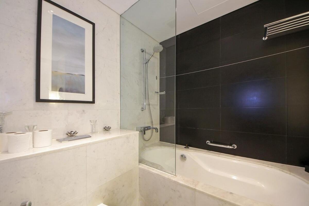 Partial Burjkhalifa View From Balcony In Mall-studio King Bed Appartement Dubaï