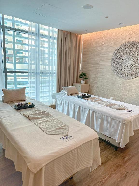 Infinity Pool In Palm Jumeirah On Exclusive West