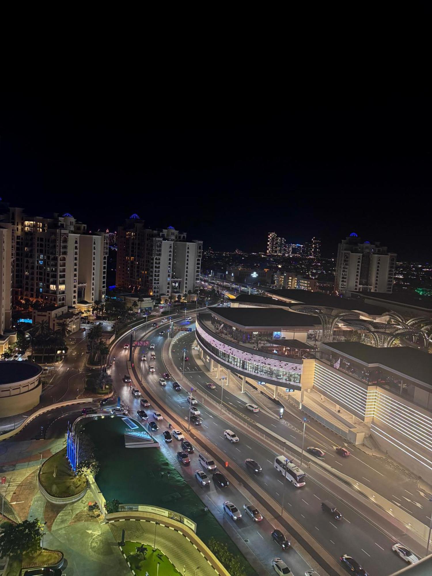 Infinity Pool In Palm Jumeirah On Exclusive West Appartement