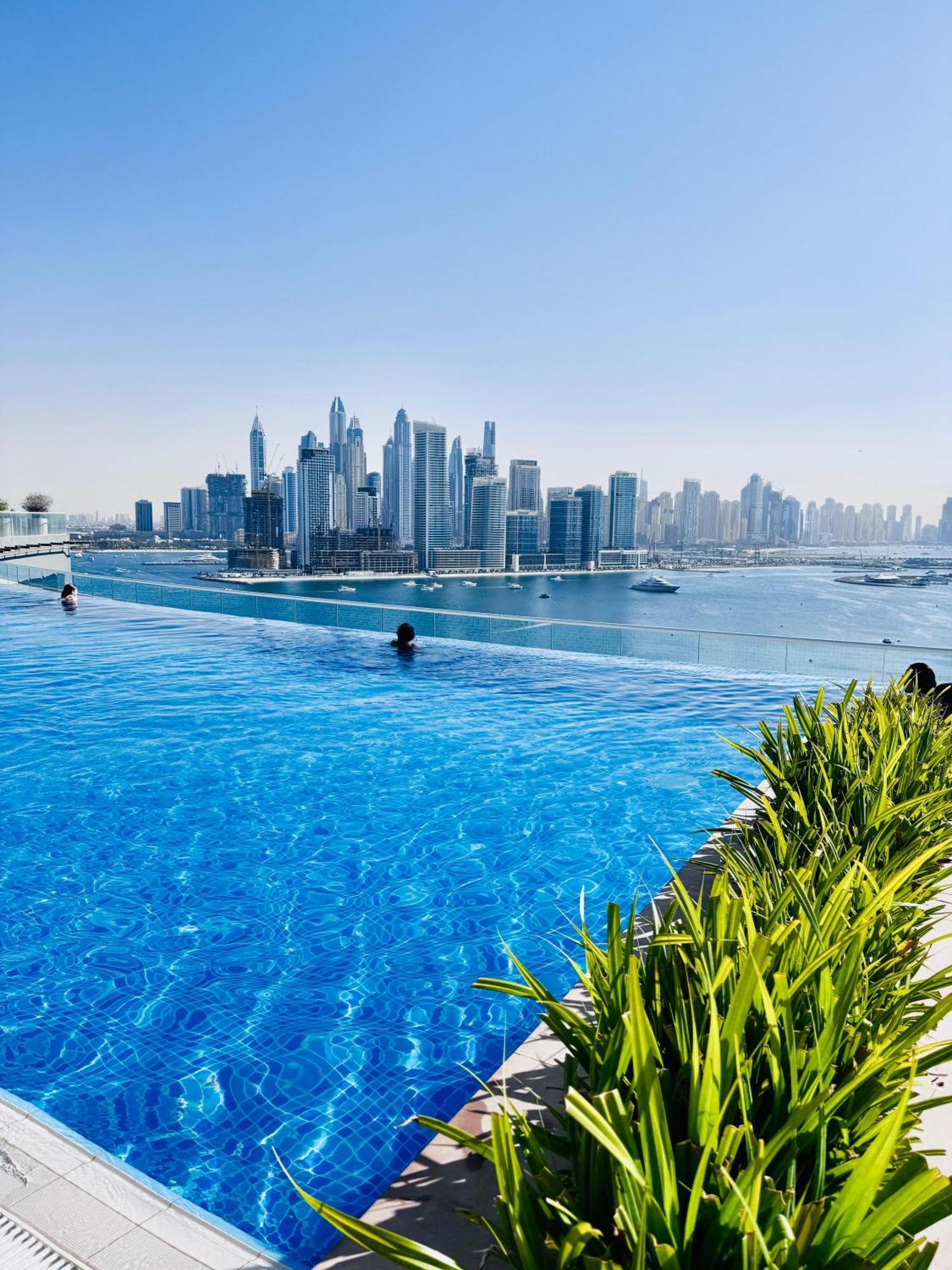 Infinity Pool In Palm Jumeirah On Exclusive West Appartement Dubaï