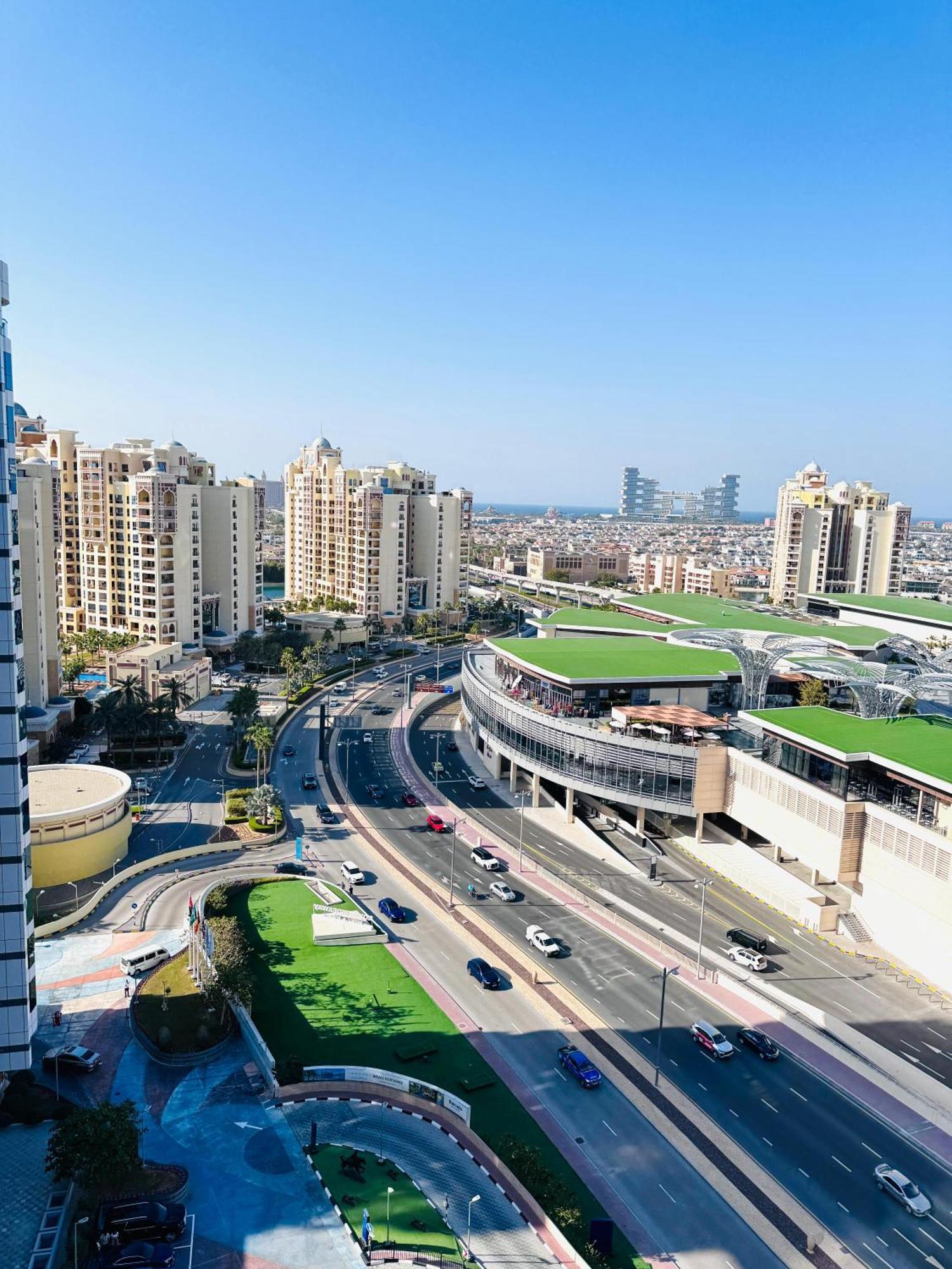Infinity Pool In Palm Jumeirah On Exclusive West Appartement *