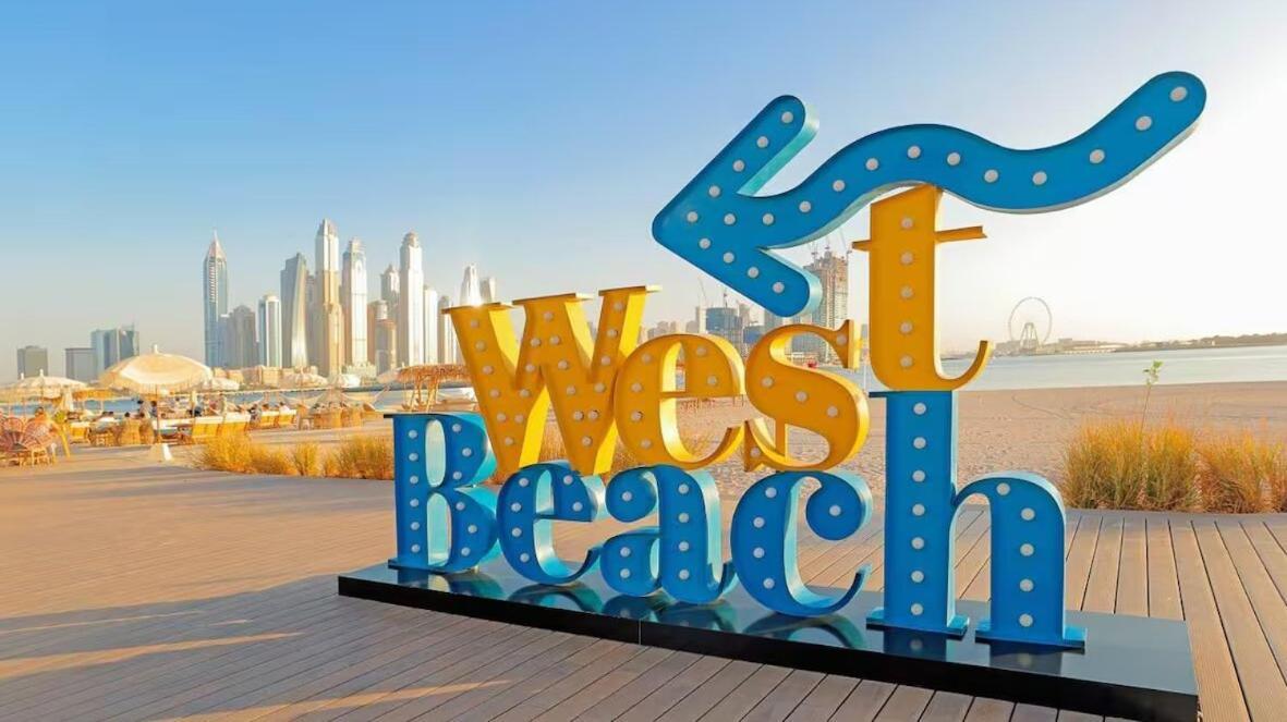 Infinity Pool In Palm Jumeirah On Exclusive West Dubaï