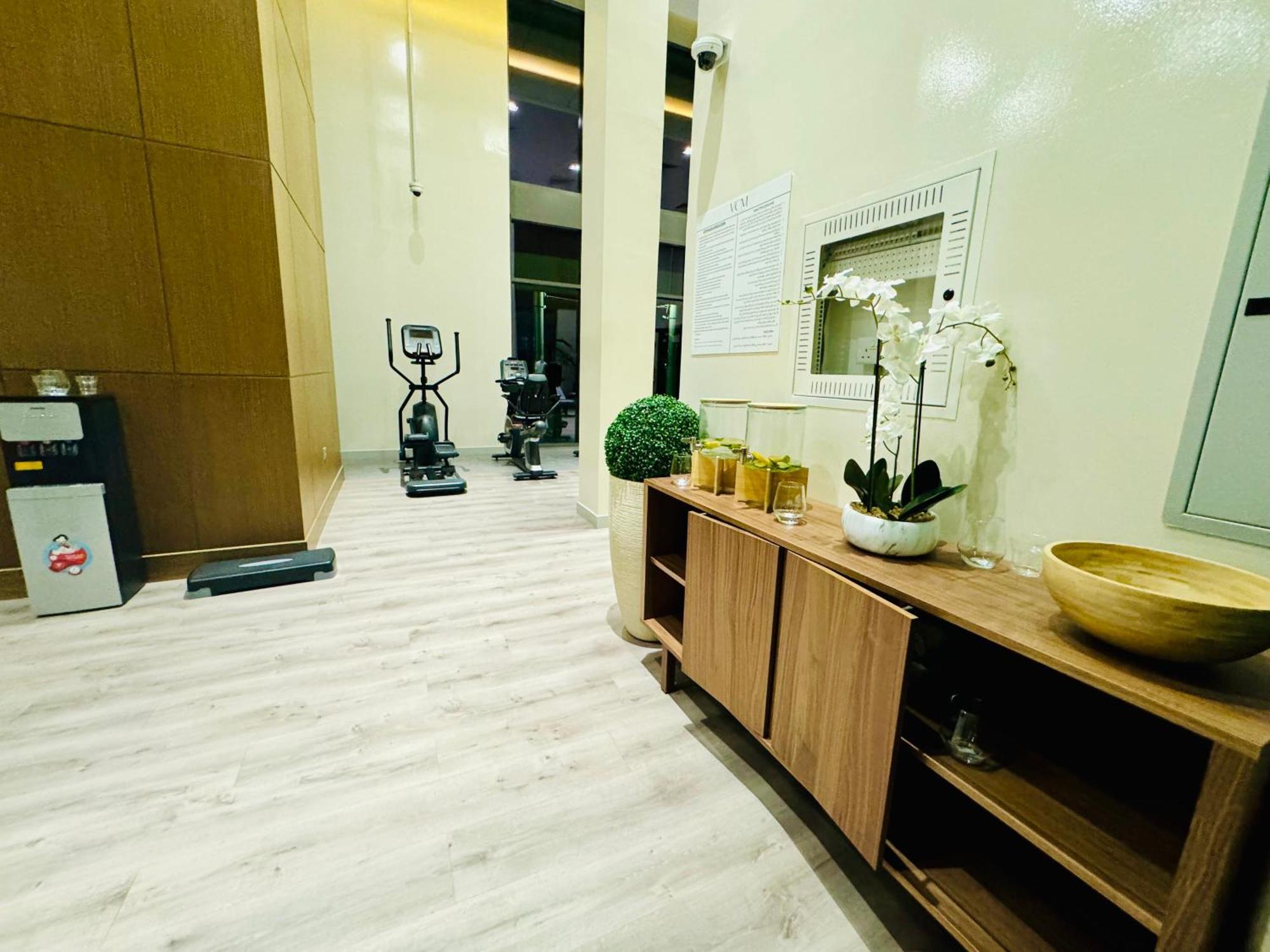 Farhad Azizi Al Jaddaf Sleek * Dubai