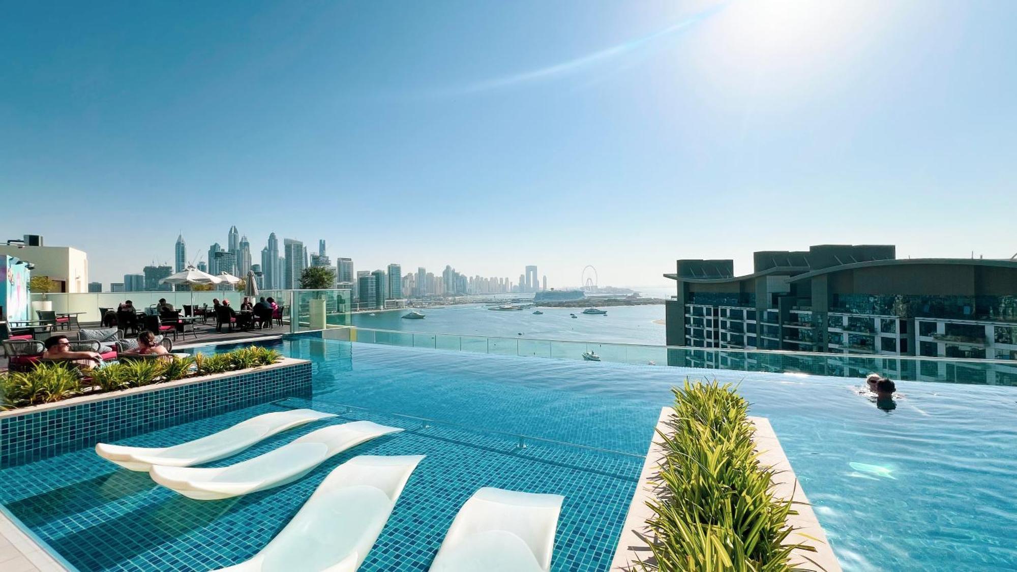 Infinity Pool In Palm Jumeirah On Exclusive West Appartement *