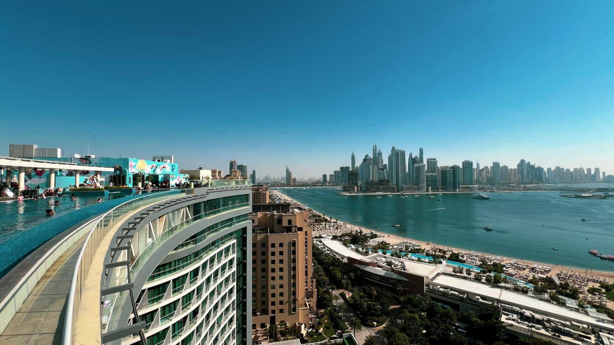 Infinity Pool In Palm Jumeirah On Exclusive West *