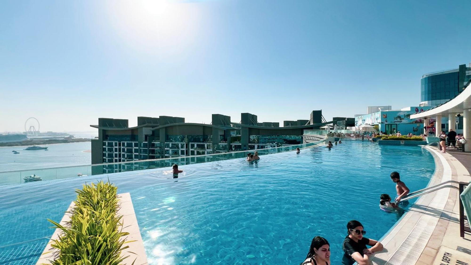 Infinity Pool In Palm Jumeirah On Exclusive West Dubaï