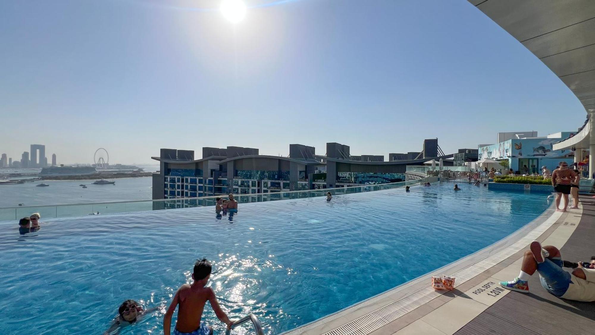Infinity Pool In Palm Jumeirah On Exclusive West Appartement