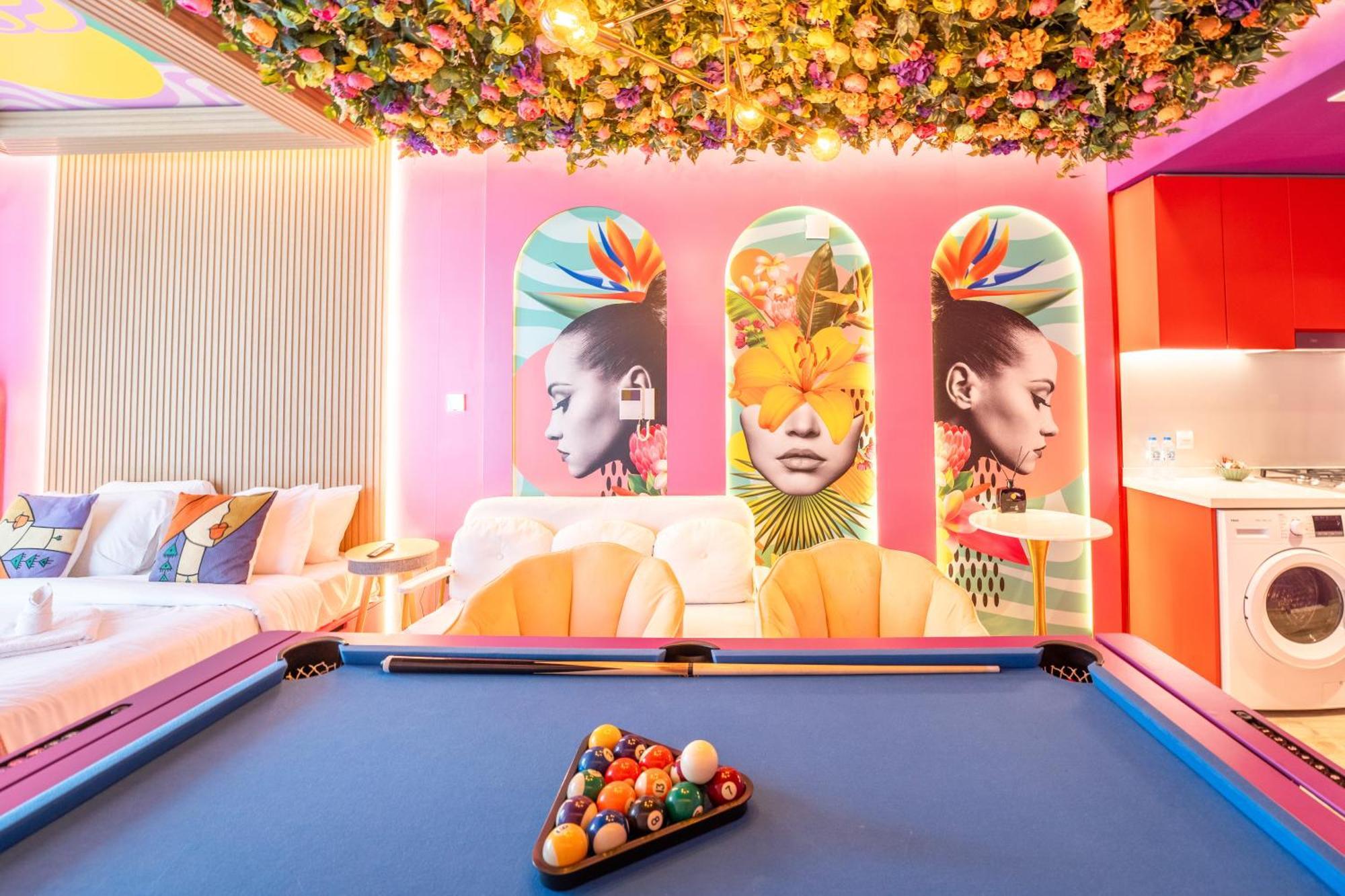 Capsule Flora Business Bay View Burj Khalifa-pool Table-game Arcade-projector-playstation 5 Appartement Dubai