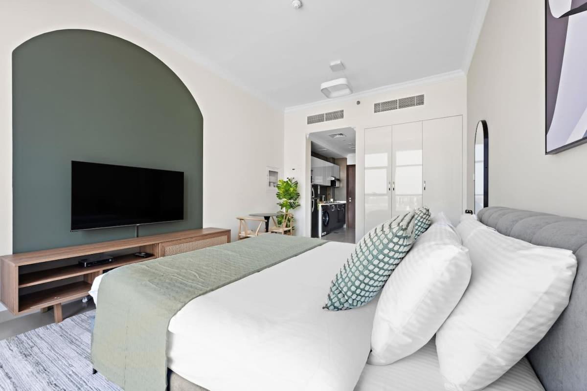 Chic In Art Gardens Modern Living Lejlighed