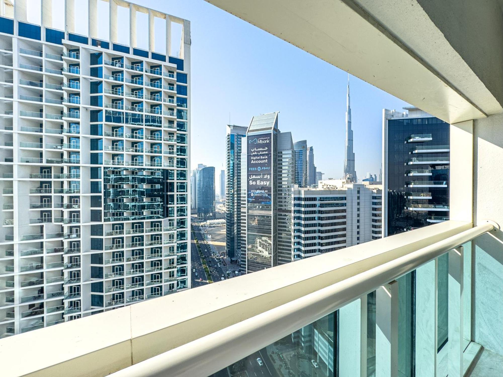 Apartamento Deluxe One-bedroom In Business Bay With Burj Khalifa And Canal View Dubái