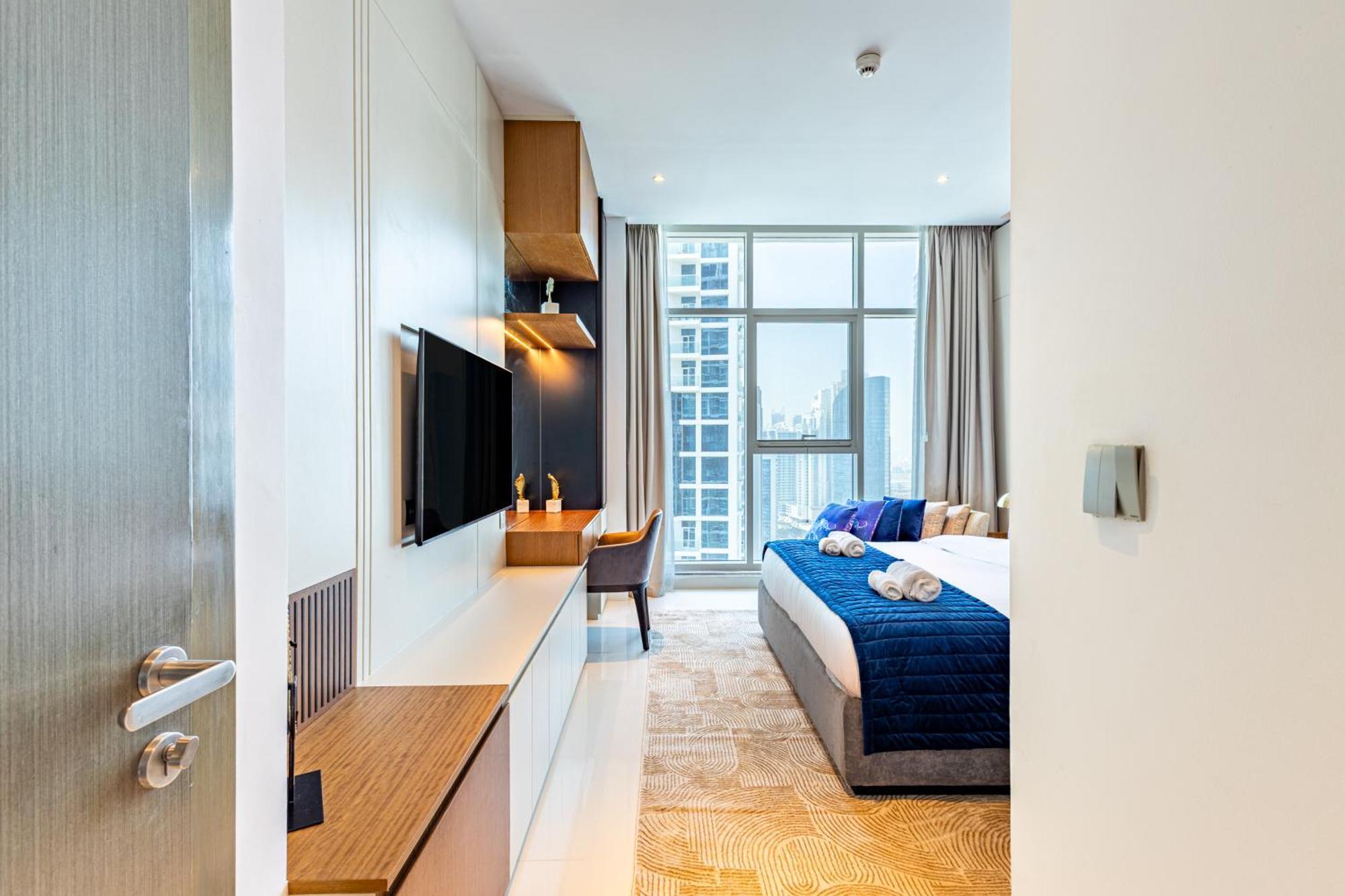 Deluxe One-bedroom In Business Bay With Burj Khalifa And Canal View