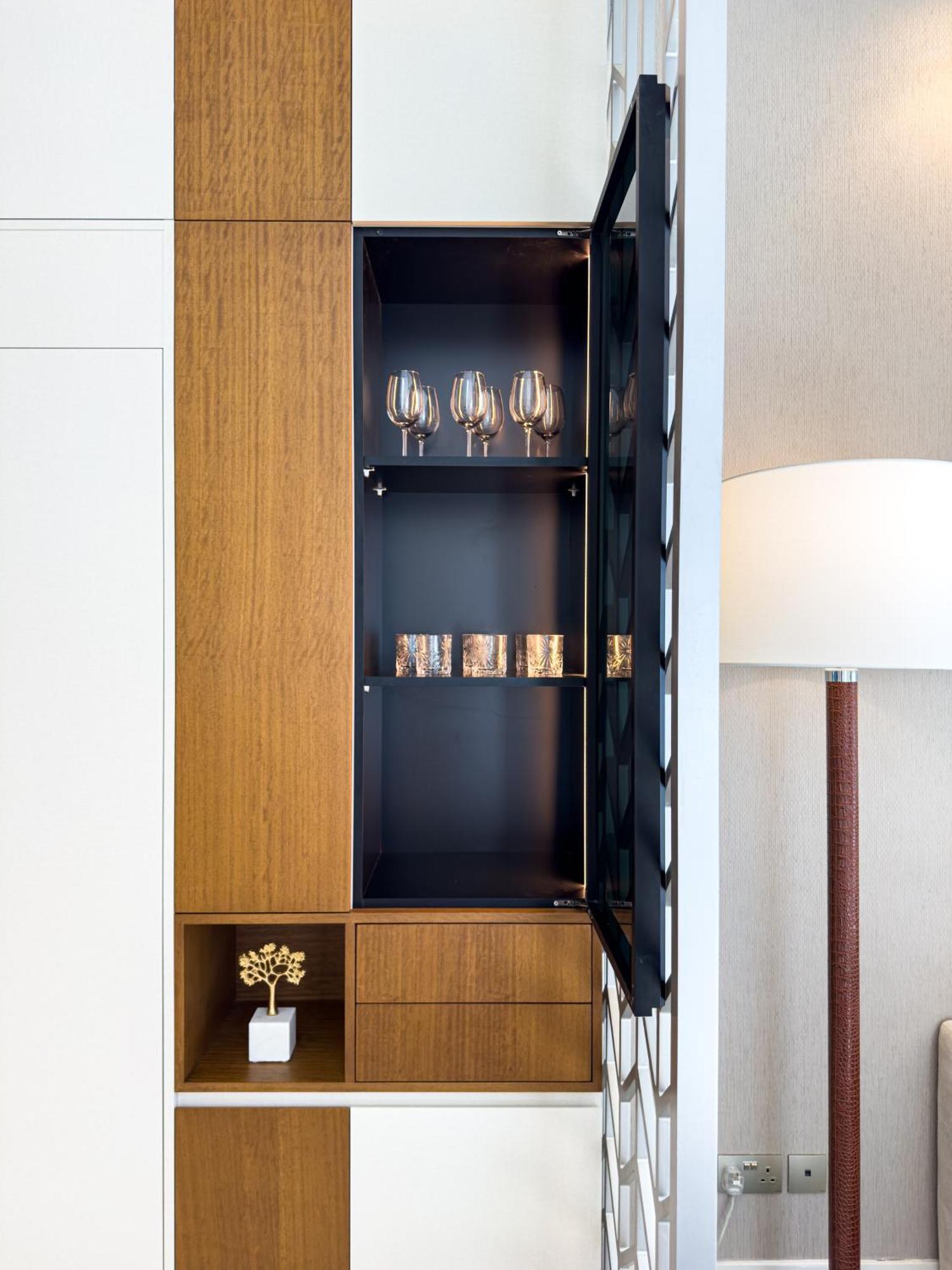 Deluxe One-bedroom In Business Bay With Burj Khalifa And Canal View Dubái