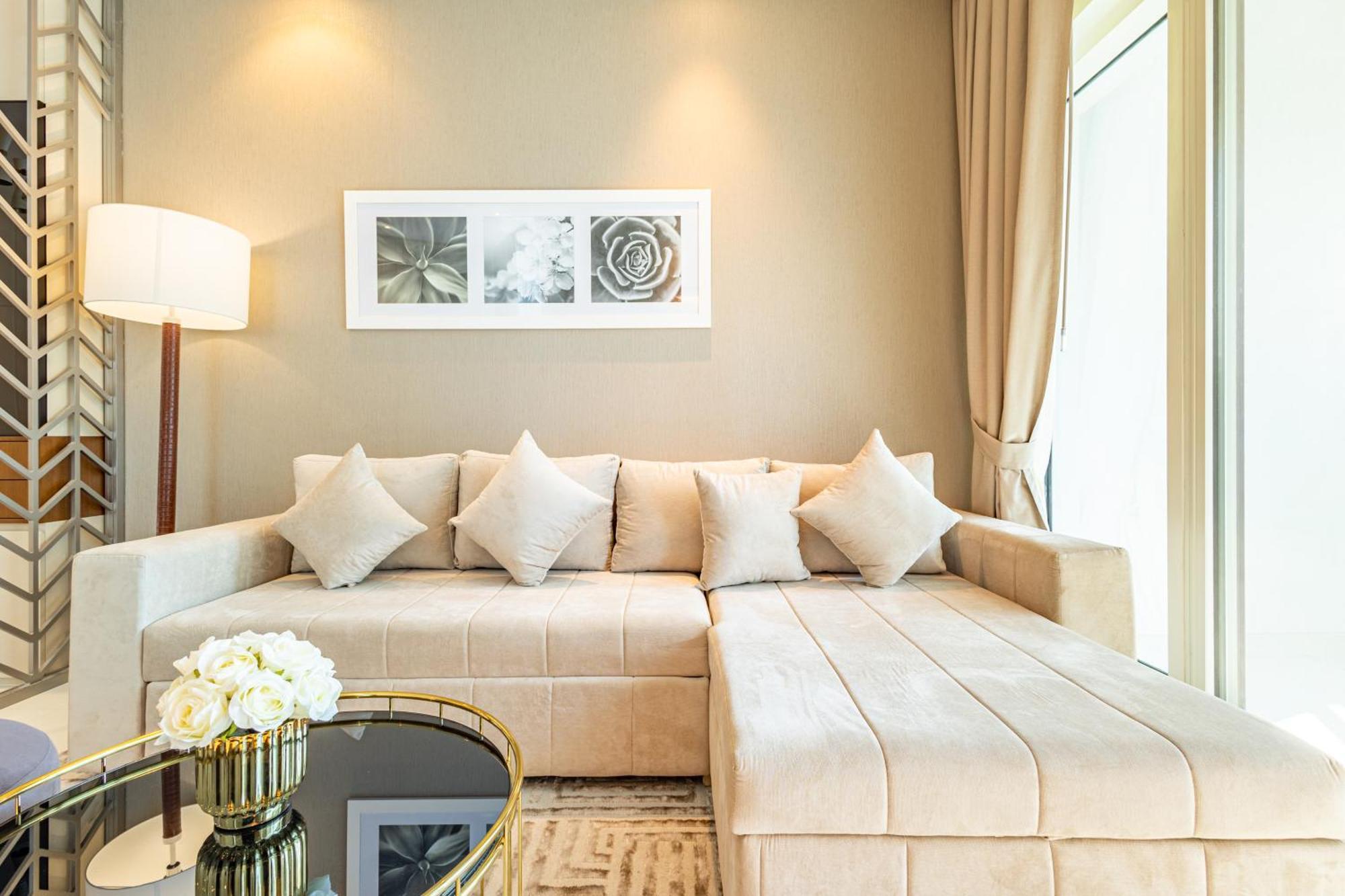 Deluxe One-bedroom In Business Bay With Burj Khalifa And Canal View