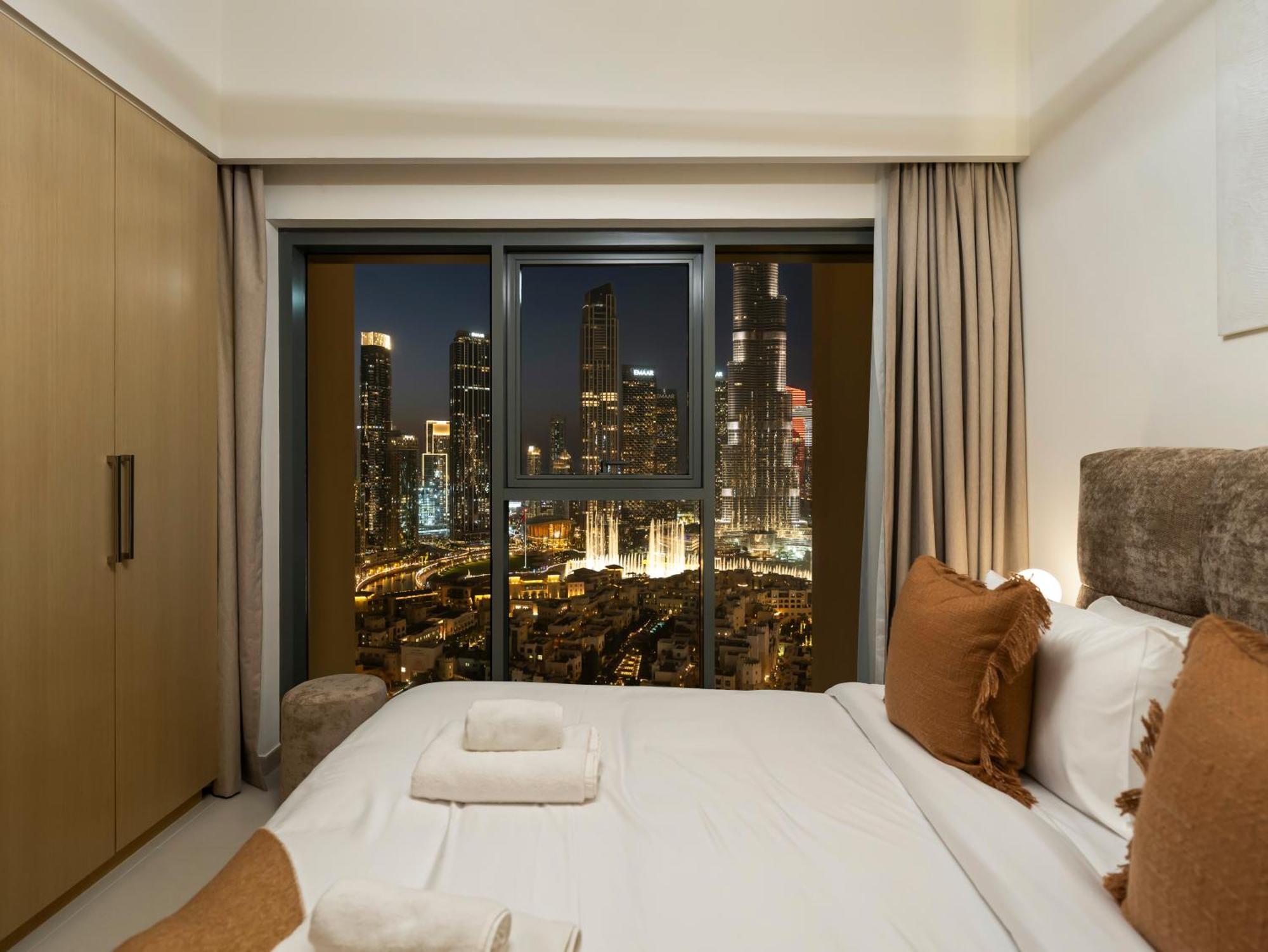 Apartment 2bdr Led Side Burj Khalifa Views Opposite Mall *