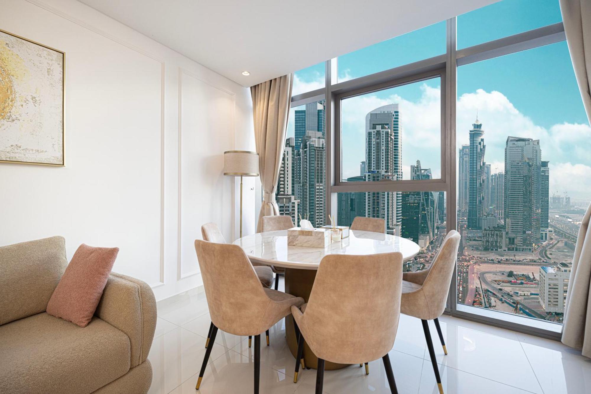 Infinity Pool & Burj Khalifa View L Luxe Paramount Apartemen