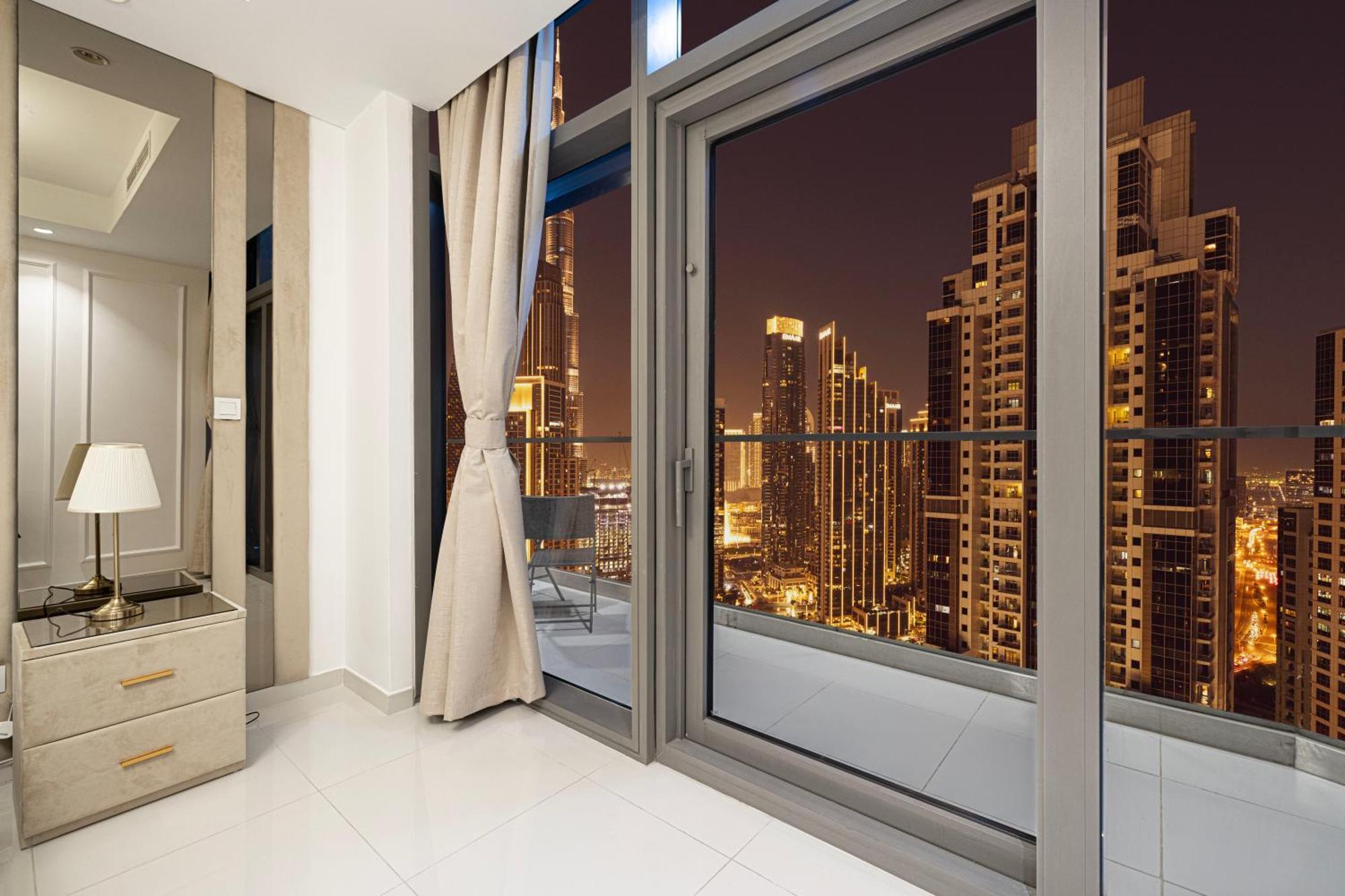Infinity Pool & Burj Khalifa View L Luxe Paramount Apartemen *