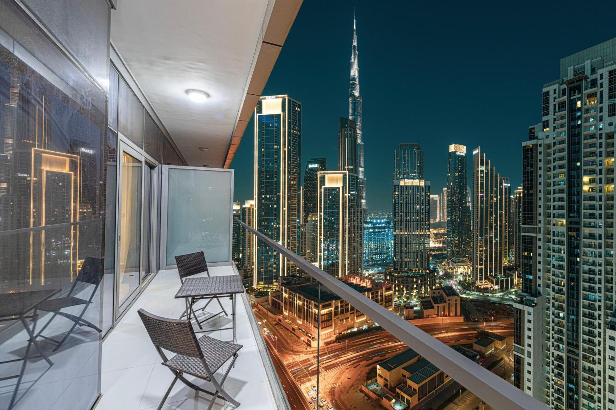 Infinity Pool & Burj Khalifa View L Luxe Paramount Apartemen
