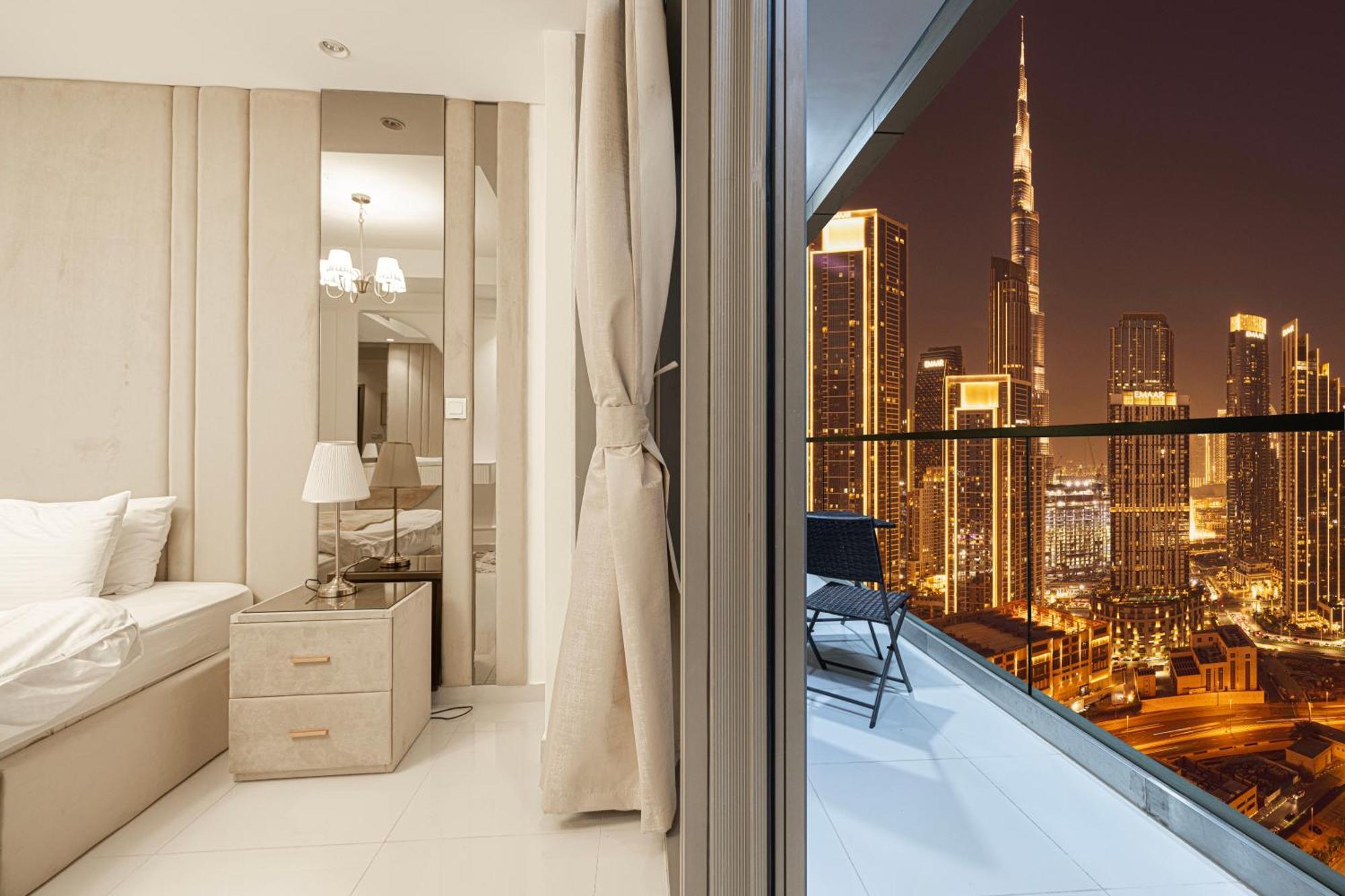 Infinity Pool & Burj Khalifa View L Luxe Paramount Apartemen