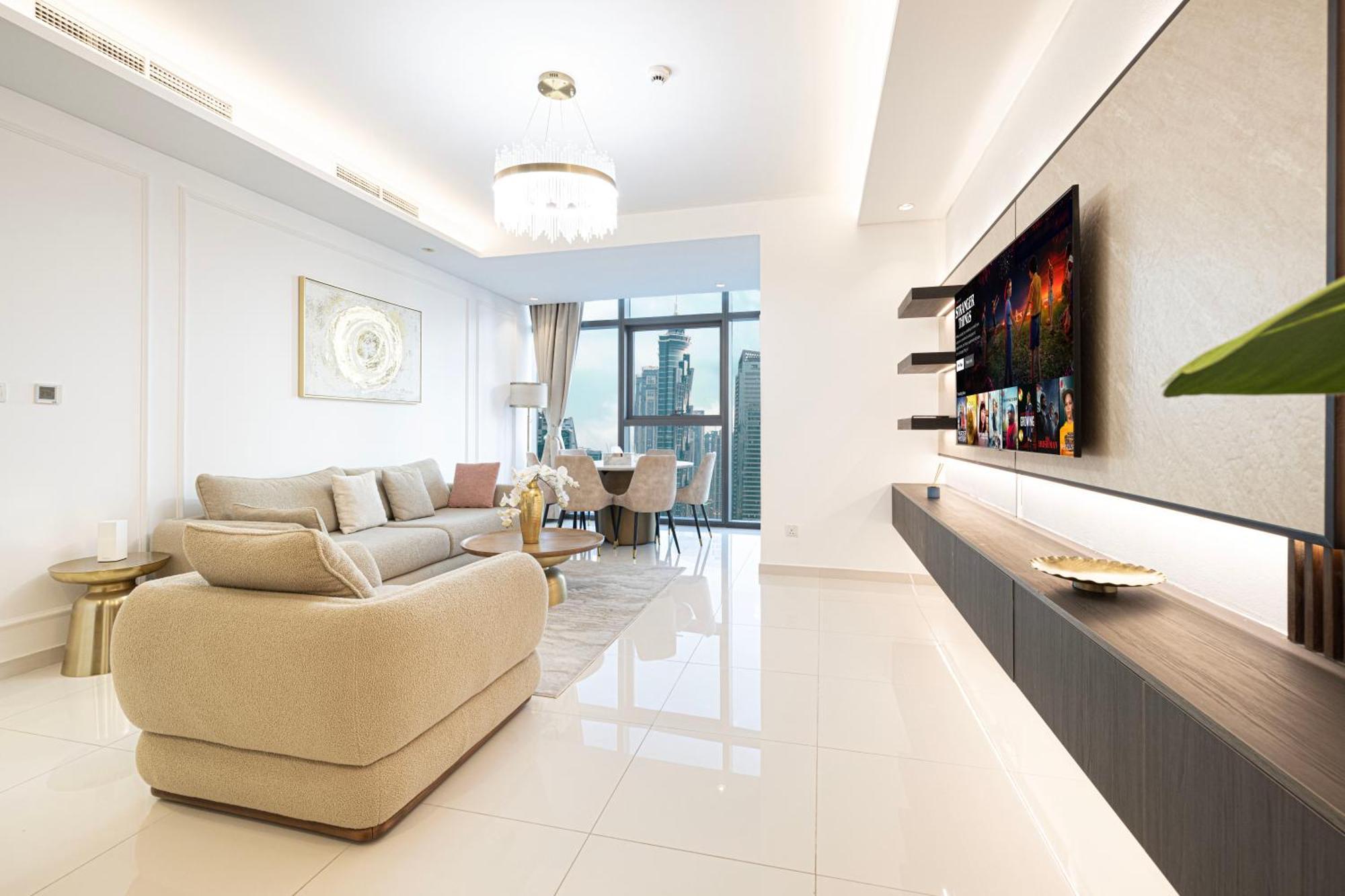 Infinity Pool & Burj Khalifa View L Luxe Paramount Apartemen *
