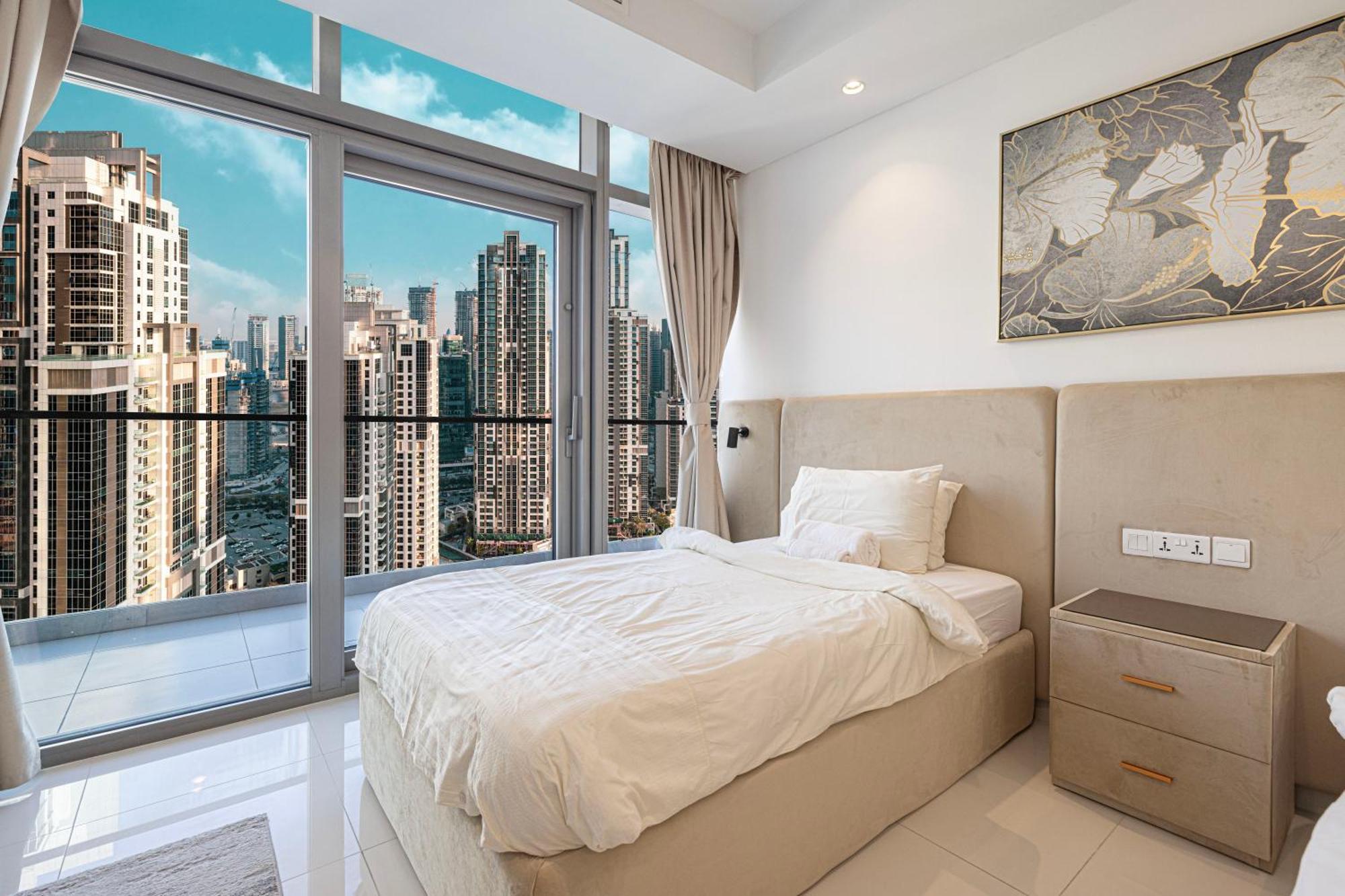 Infinity Pool & Burj Khalifa View L Luxe Paramount Apartemen Dubai