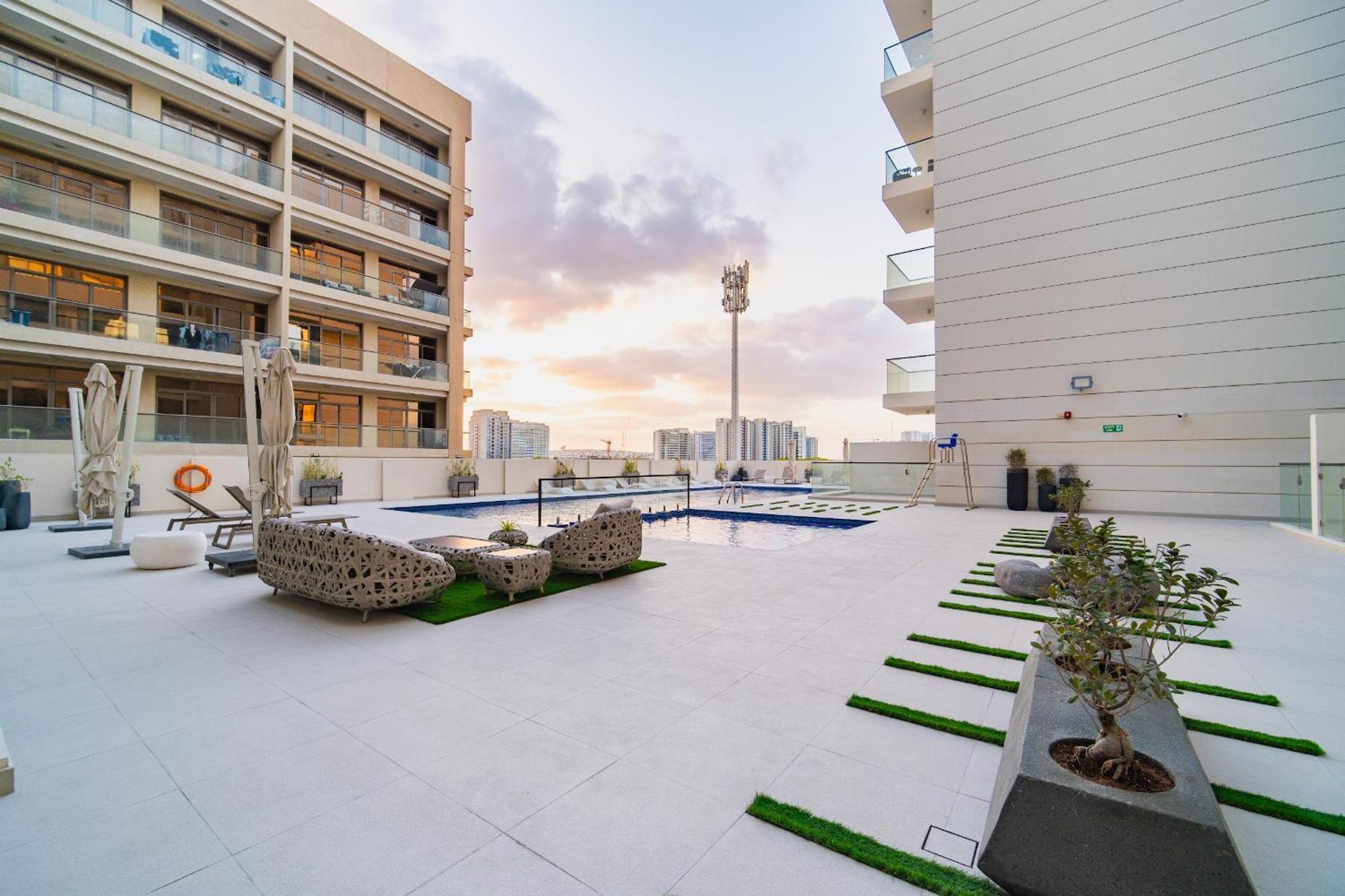 Sunny Studio, Pool, Views, Near Metro Apartamento *