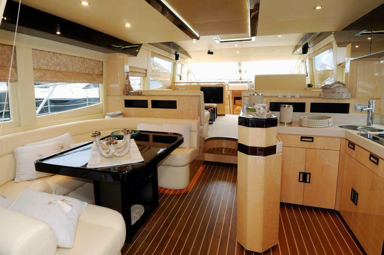 Luxury Yacht Overnight Botel